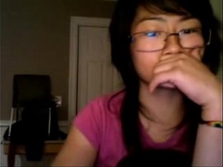 Thai chick flashes ass and pussy-plays