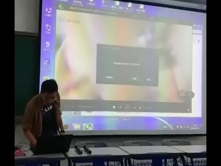 老師上課誤放性愛片