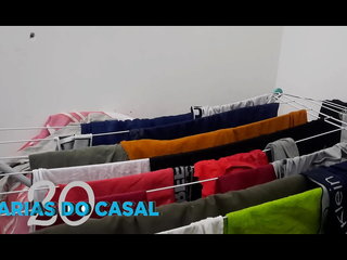 Colocando as cuecas e as calcinhas no varal de ch&atilde;o